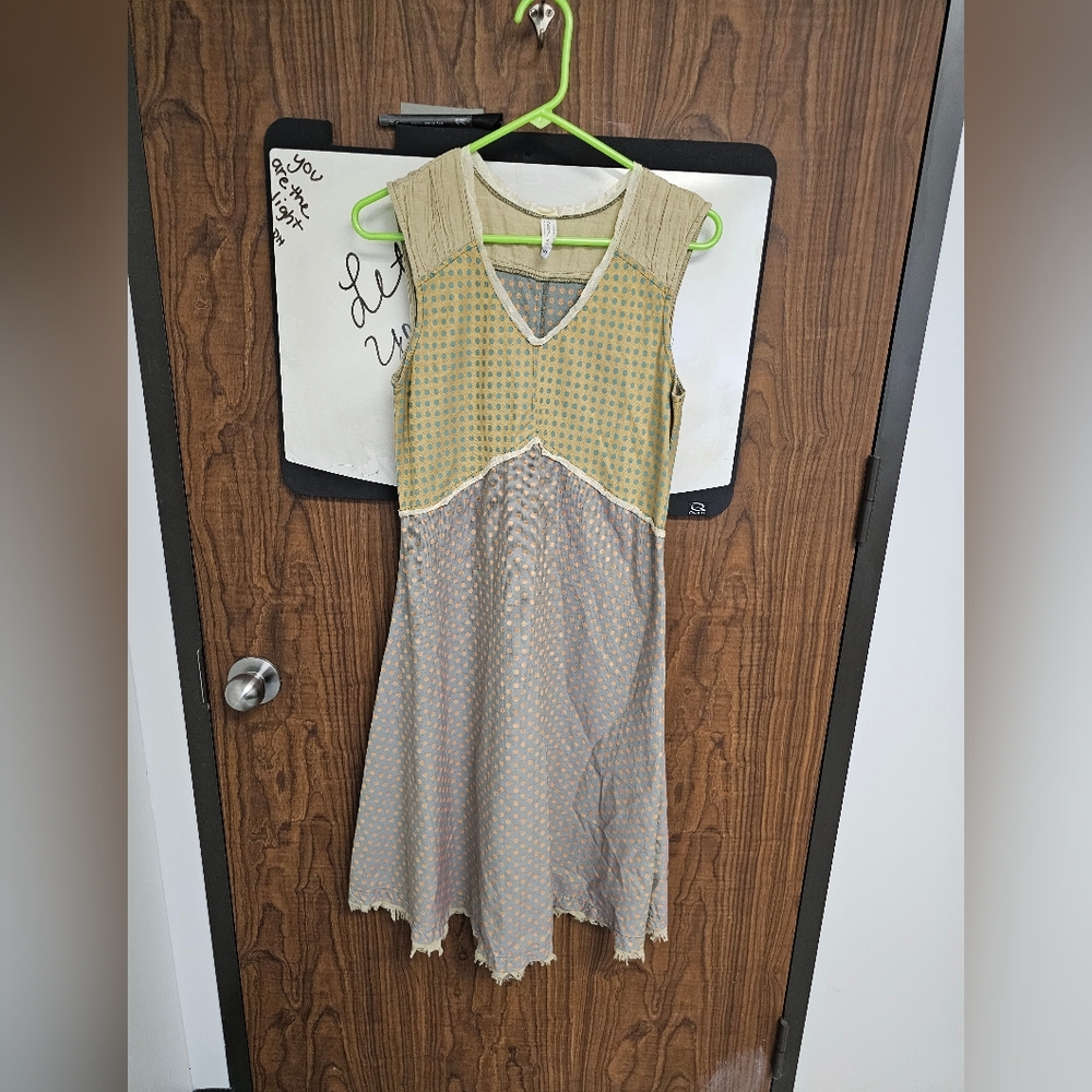 Boho Sleeveless Sleeveless Shift Dress from Neesh By D.A.R.  Size L.